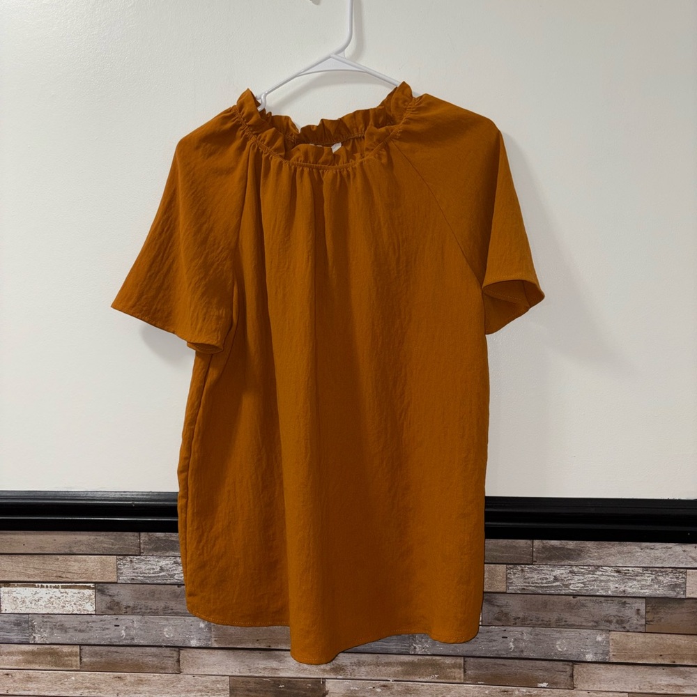 Betsey’s Boutique Elegant Ruffled Neck Blouse Small